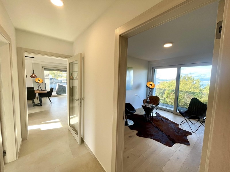 Předsíň a výhled do obývacího pokoje.