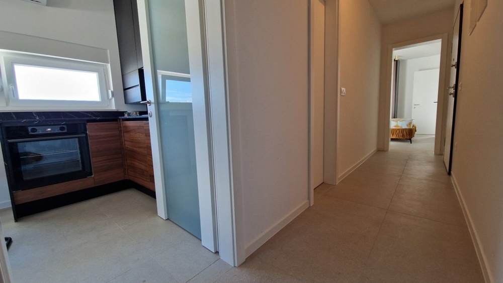 Předsíň se vstupem do kuchyně a ložnice