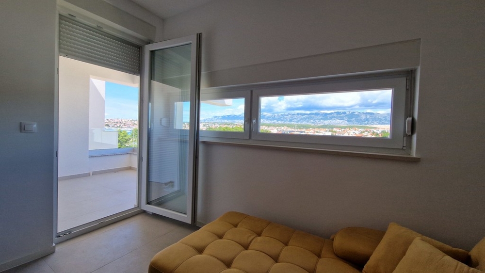 Přední okno s výhledem na město a hory