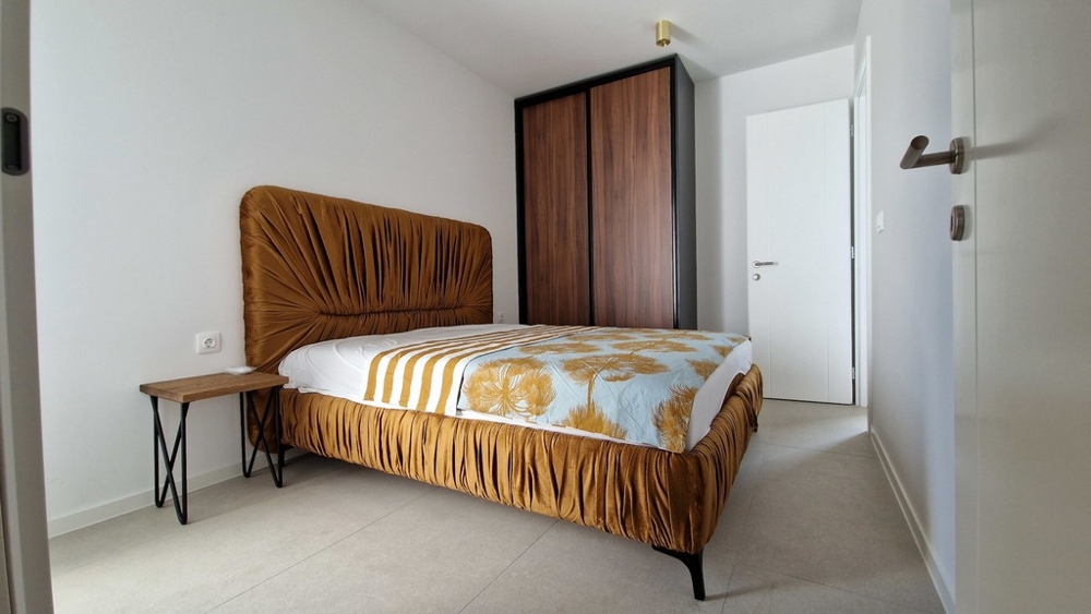 Ložnice se zlatou postelí a šatní skříní