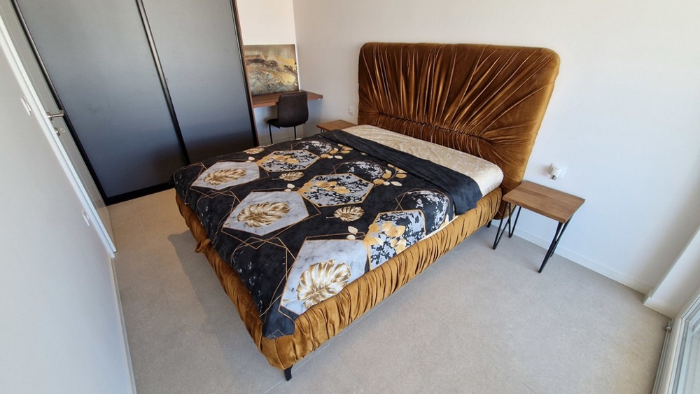 Druhá ložnice s postelí a pracovnou