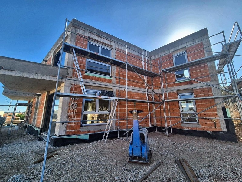 Hrubá stavba nemovitosti A3782 na Murteru v Chorvatsku.