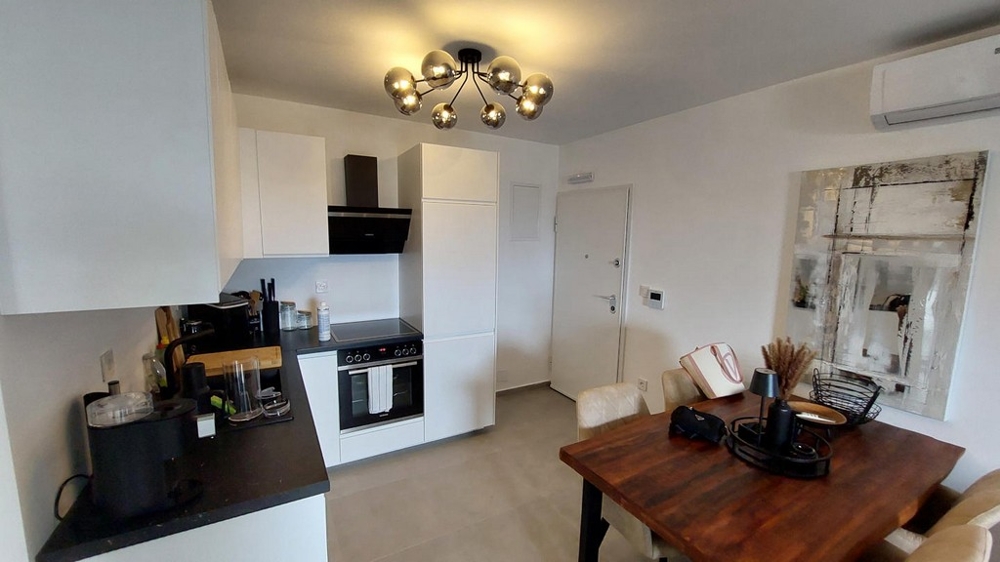 Obývací pokoj s moderním gaučem.