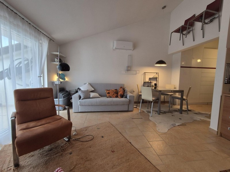 Obývací pokoj s pohovkou a jídelním koutem