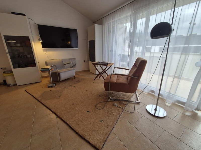 Obývací pokoj s TV a vstupem na terasu