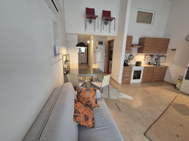 Kuchyň s jídelním koutem a moderním vybavením