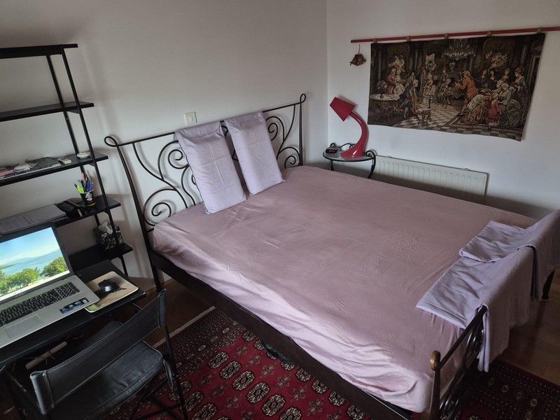 Ložnice s manželskou postelí a psacím stolem