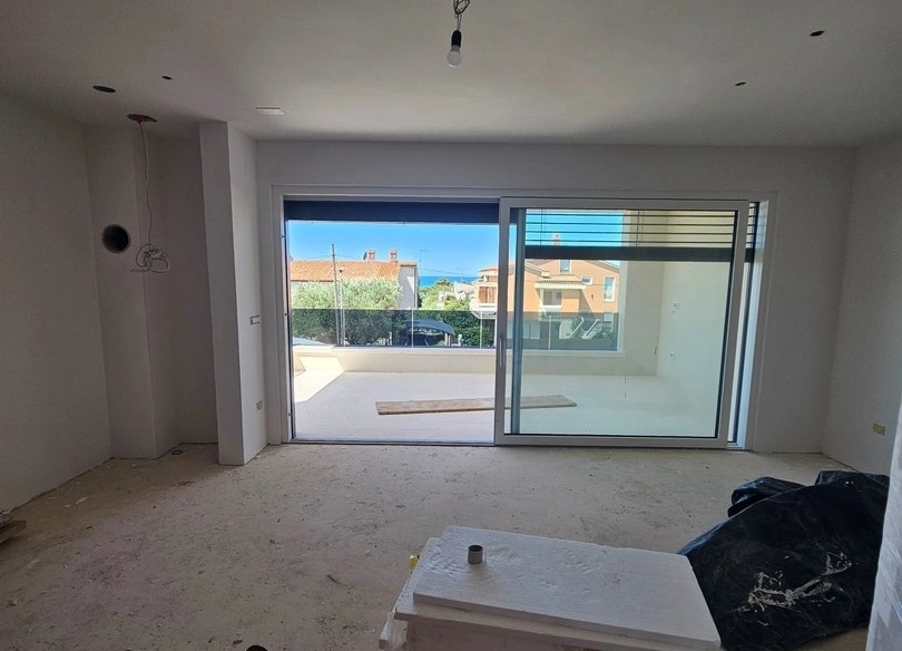 Výhled z obývacího pokoje na terasu a na moře.