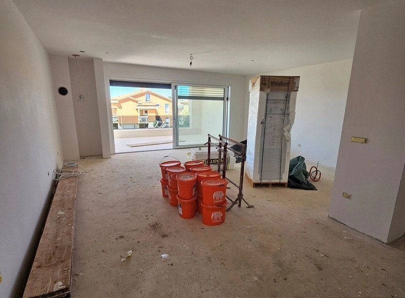 Prostorný obývací pokoj s výhledem na moře v moderním novém bytě