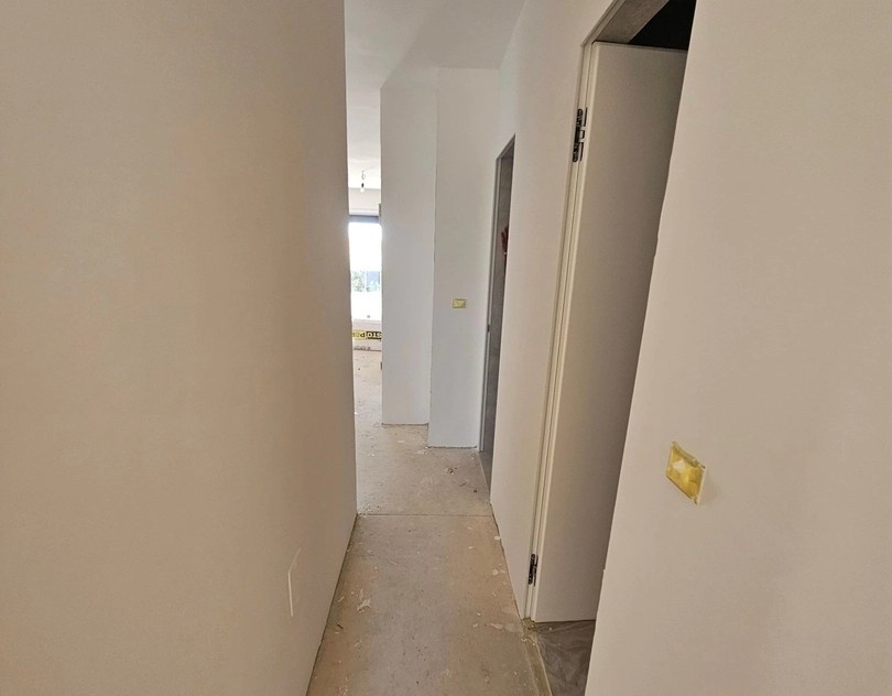 Chodba v novostavbě se vstupem do obývacích pokojů a ložnic