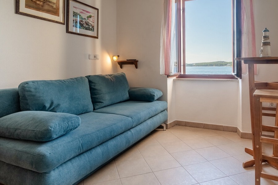 Pohovka v obývacím pokoji a výhled na moře.