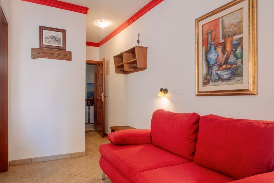 Červená pohovka v obývacím pokoji nemovitosti A3794.