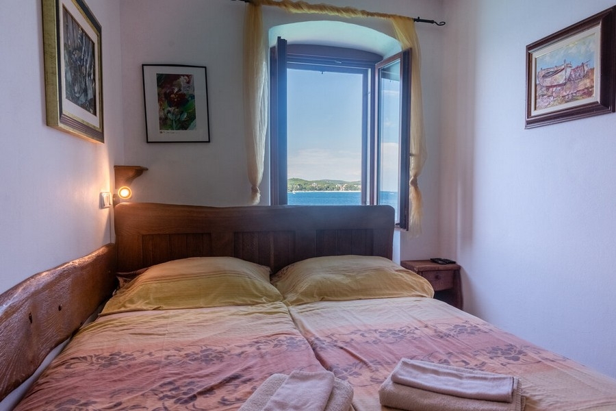 Z ložnice je fantastický výhled na moře.