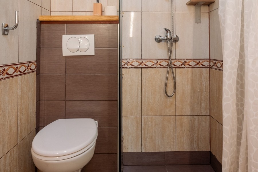 Koupelna se sprchovým koutem.