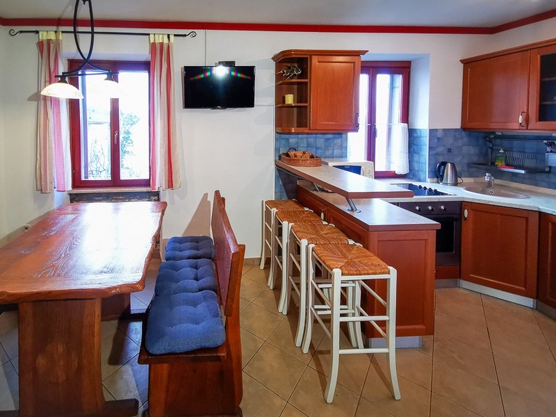 Jídelní kout a kuchyně.