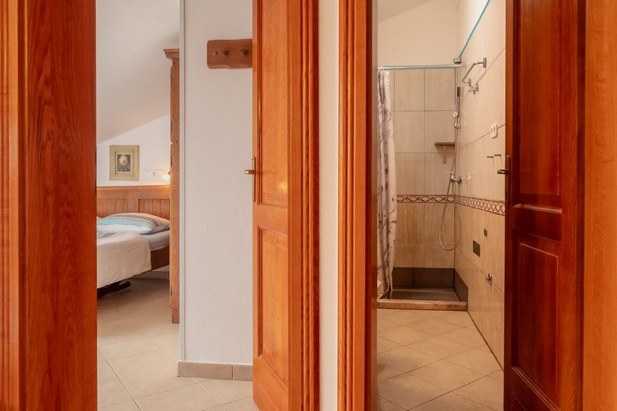 Předsíň se vstupem do ložnice a koupelny