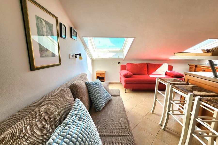 Obývací pokoj se dvěma pohovkami a střešními okny