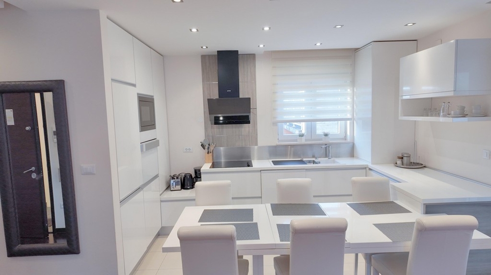 Otevřená, plně vybavená kuchyně v moderním stylu