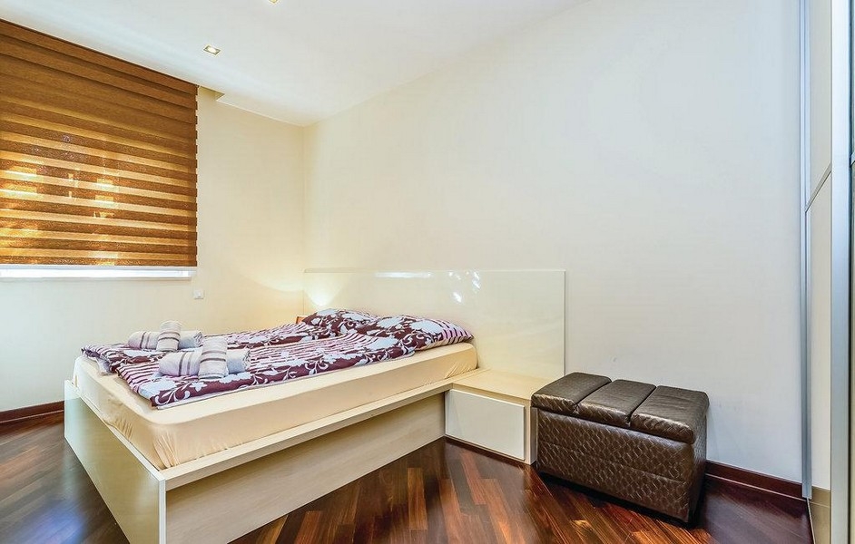 Ložnice s manželskou postelí a moderním prostředím