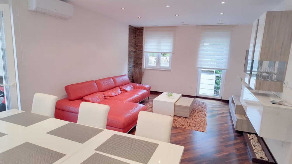 Obývací pokoj s červenou koženou pohovkou a stylovým designem