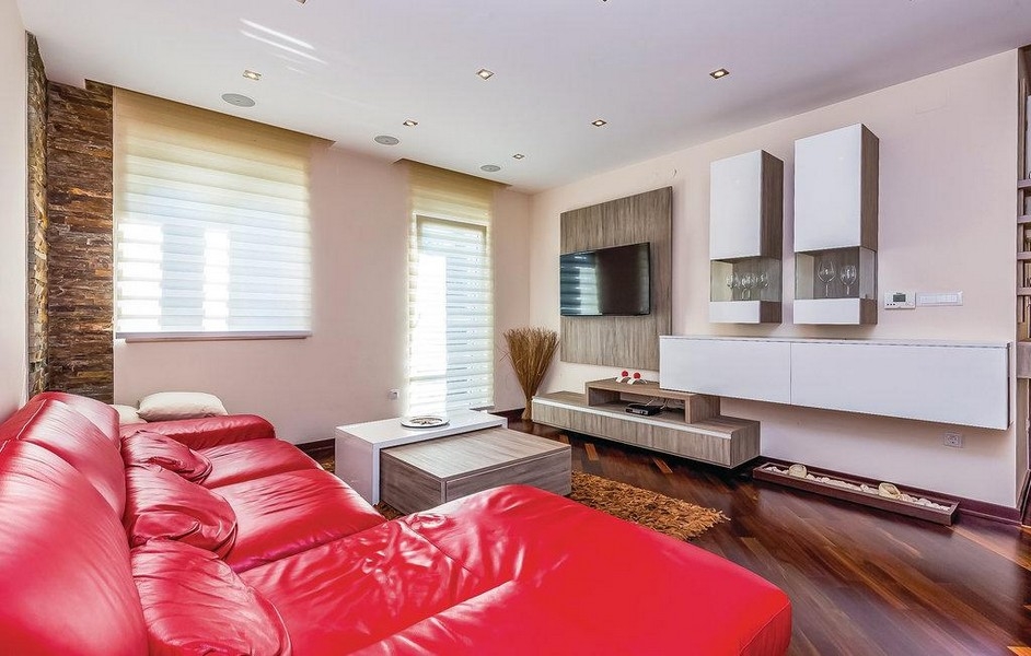 Světlý obývací pokoj s designovým nábytkem a parketami