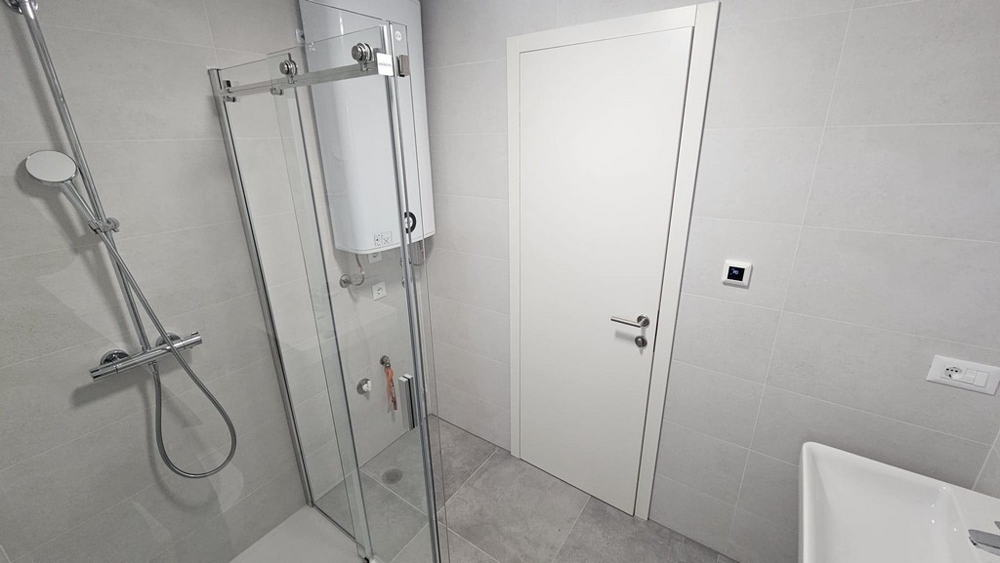 Moderní koupelna se sprchovým koutem