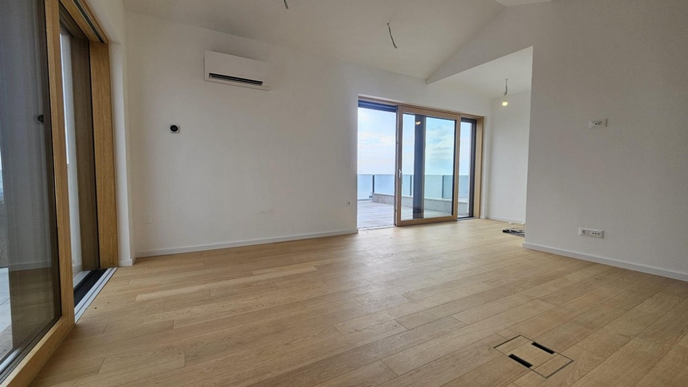 Světlý obývací pokoj s výhledem na moře