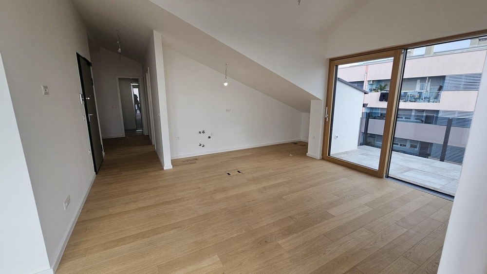 Obytná část se vstupem na balkon