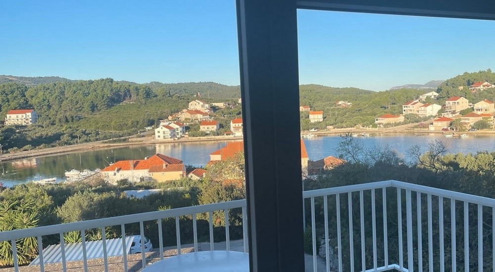 Výhled z balkonu na záliv a město