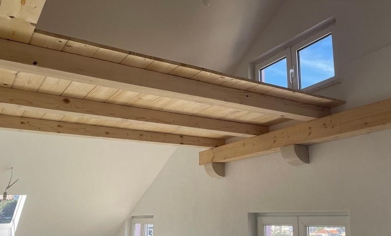 Dřevěné trámy a galerie v úrovni pod střechou