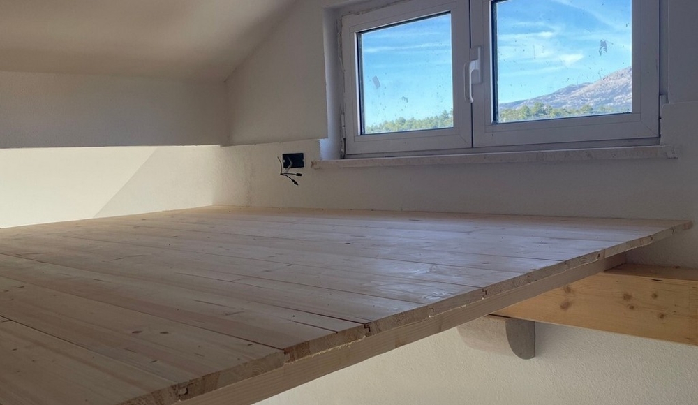 Dřevěná galerie s výhledem z okna