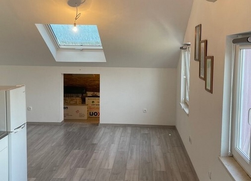 Světlý pokoj se zkoseným stropem a plovoucí podlahou