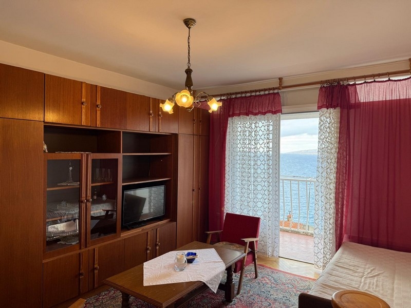 Obývací pokoj s balkonem a výhledem na moře