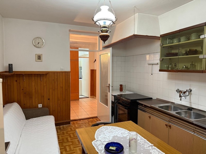 Kuchyň s posezením a dřevěným obkladem