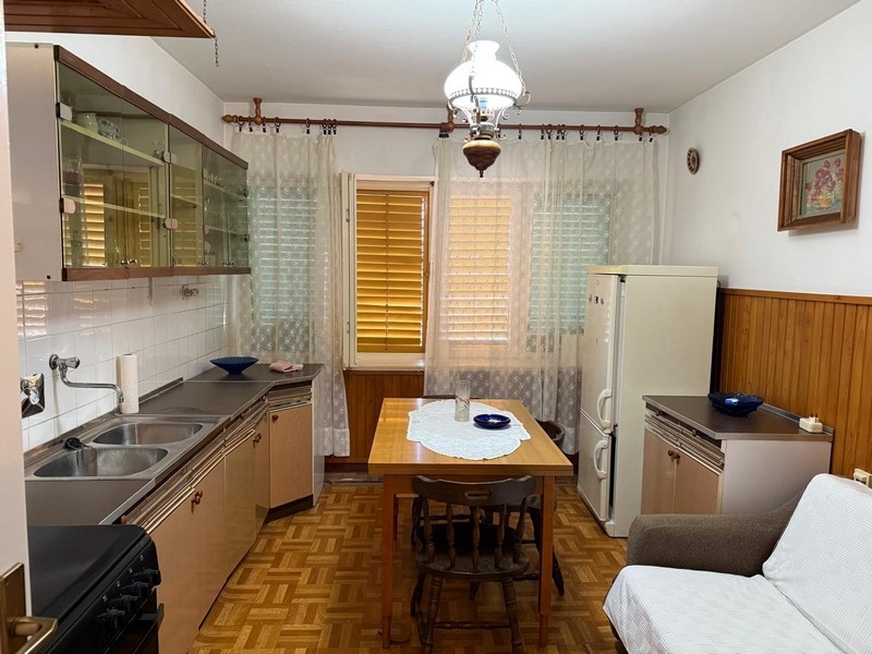 Jídelna s kuchyňským koutem a žaluziemi