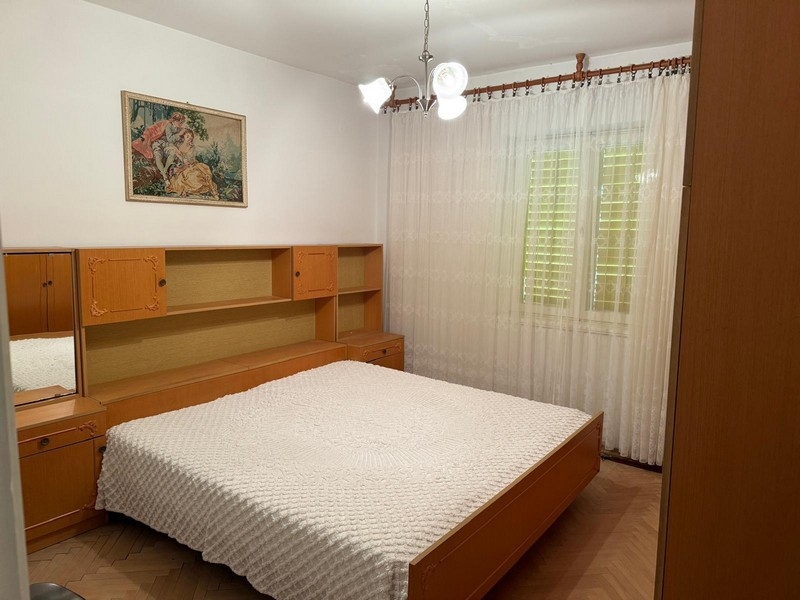 Ložnice s manželskou postelí a oknem