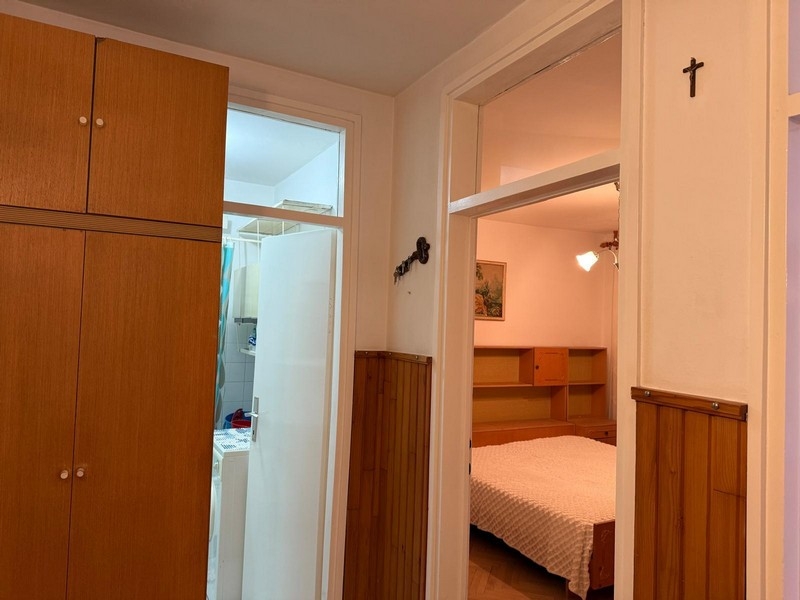 Předsíň s výhledem do ložnice a koupelny