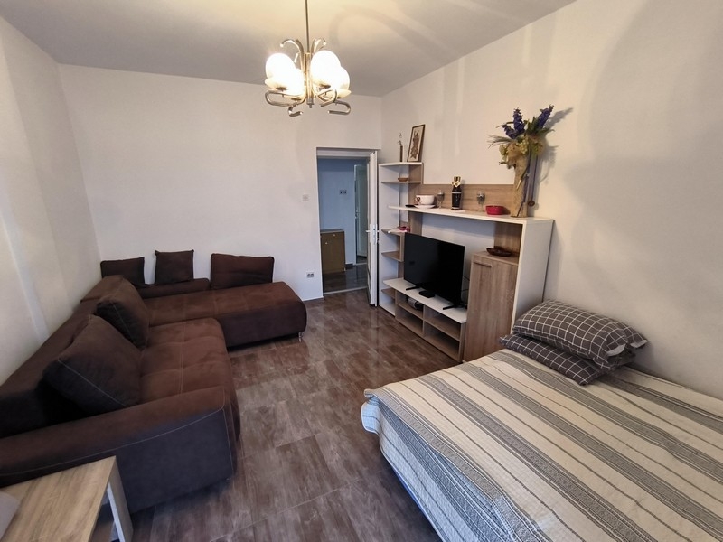 Obývací pokoj s TV a spací kout