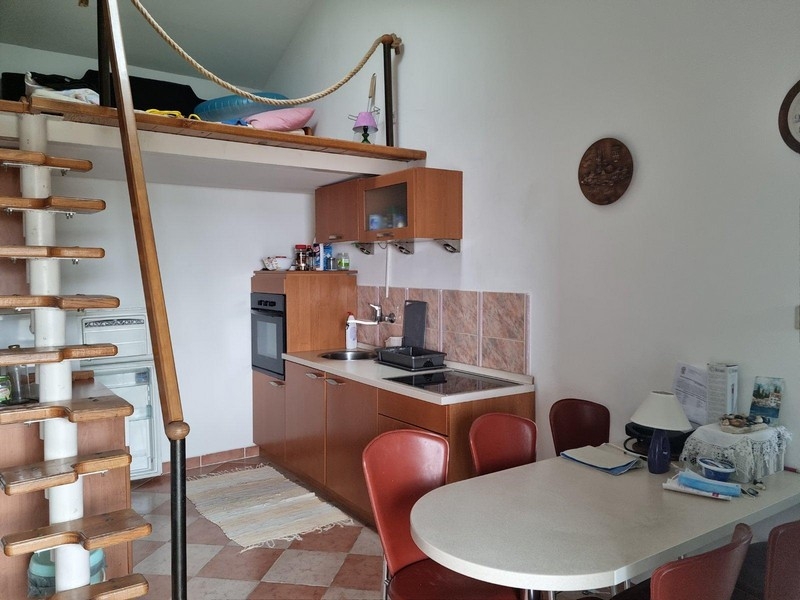 Kuchyňský kout s jídelním koutem a galerií