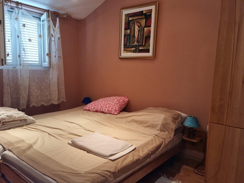 Ložnice s oknem a manželskou postelí