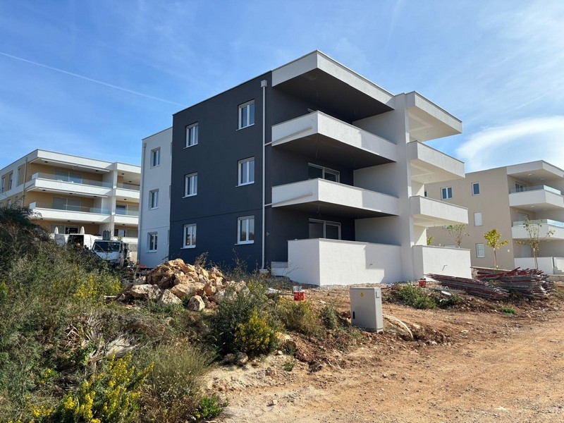 Nově postavené apartmány na ostrově Pag v Novalji.