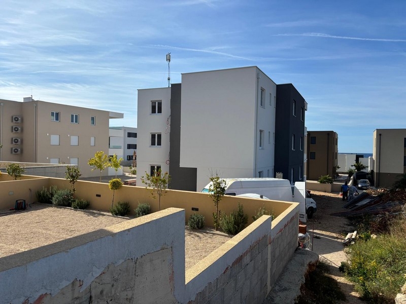 Zpět a výhled na moře.