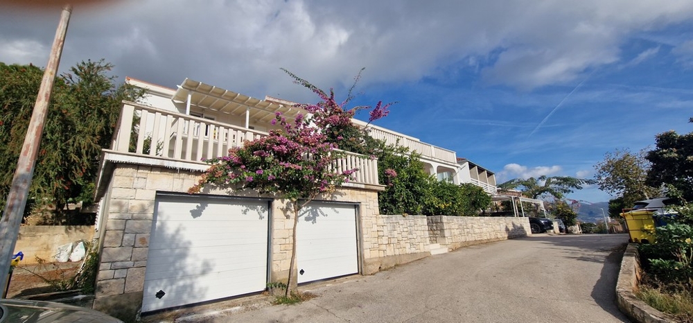 Garáž a výhled na dům s květinami