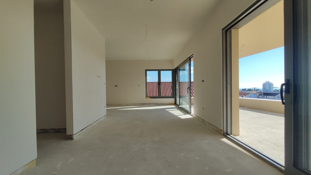 Světlý obývací pokoj se vstupem na terasu