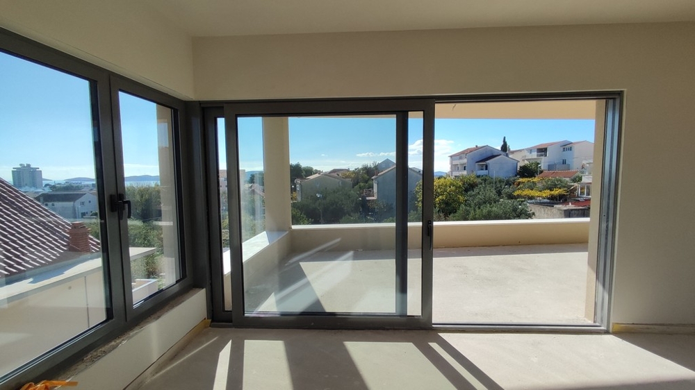 Terasa s okolními okny