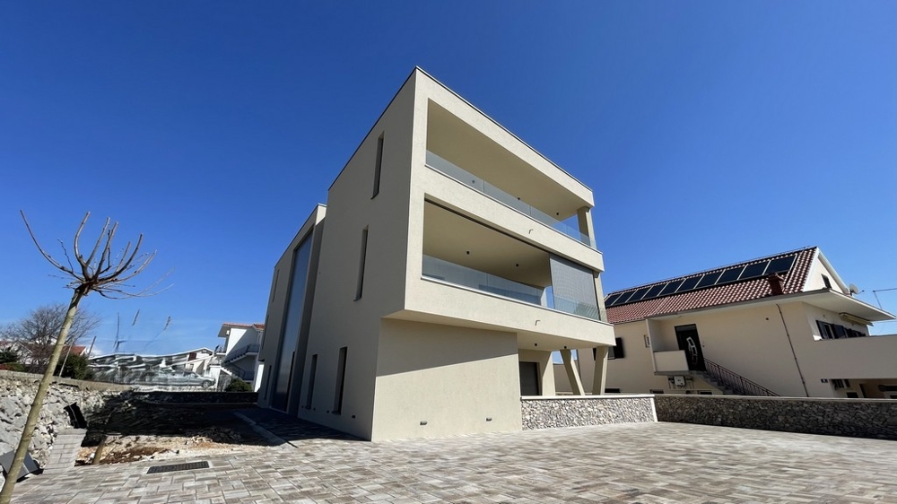 Velká krytá terasa s výhledem na moře