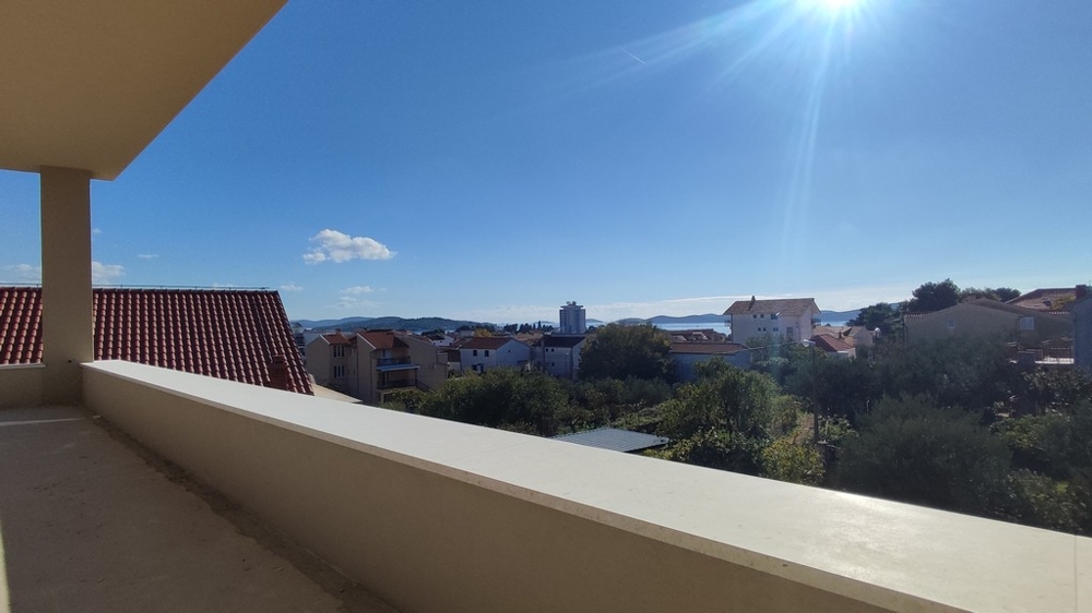 Výhled z terasy do okolí a na moře