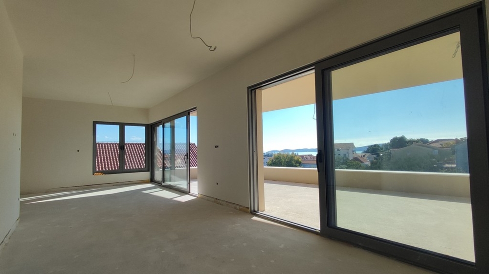 Obývací pokoj s velkými okny