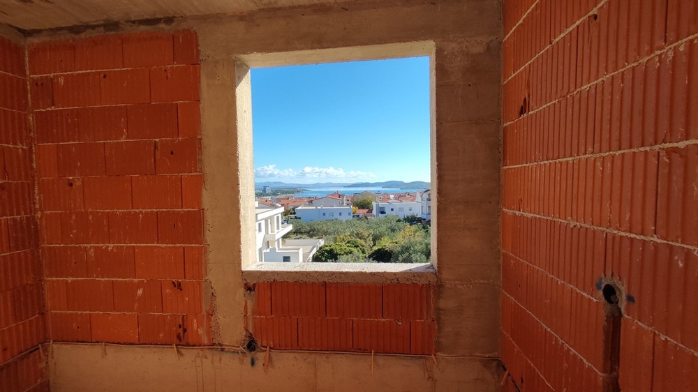 Nedokončený pokoj s oknem a výhledem na moře