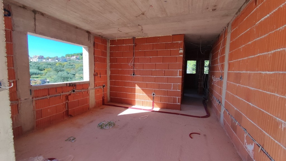 Nedokončený pokoj s velkým okenním otvorem